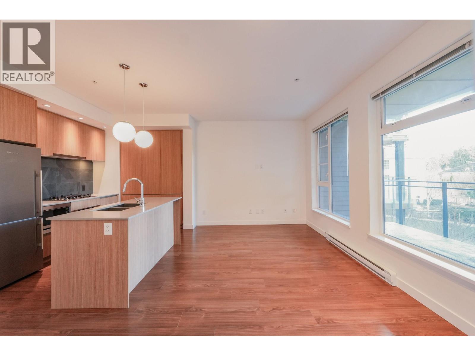 320 516 Foster Avenue, Coquitlam, British Columbia  V3J 0H8 - Photo 2 - R3093538