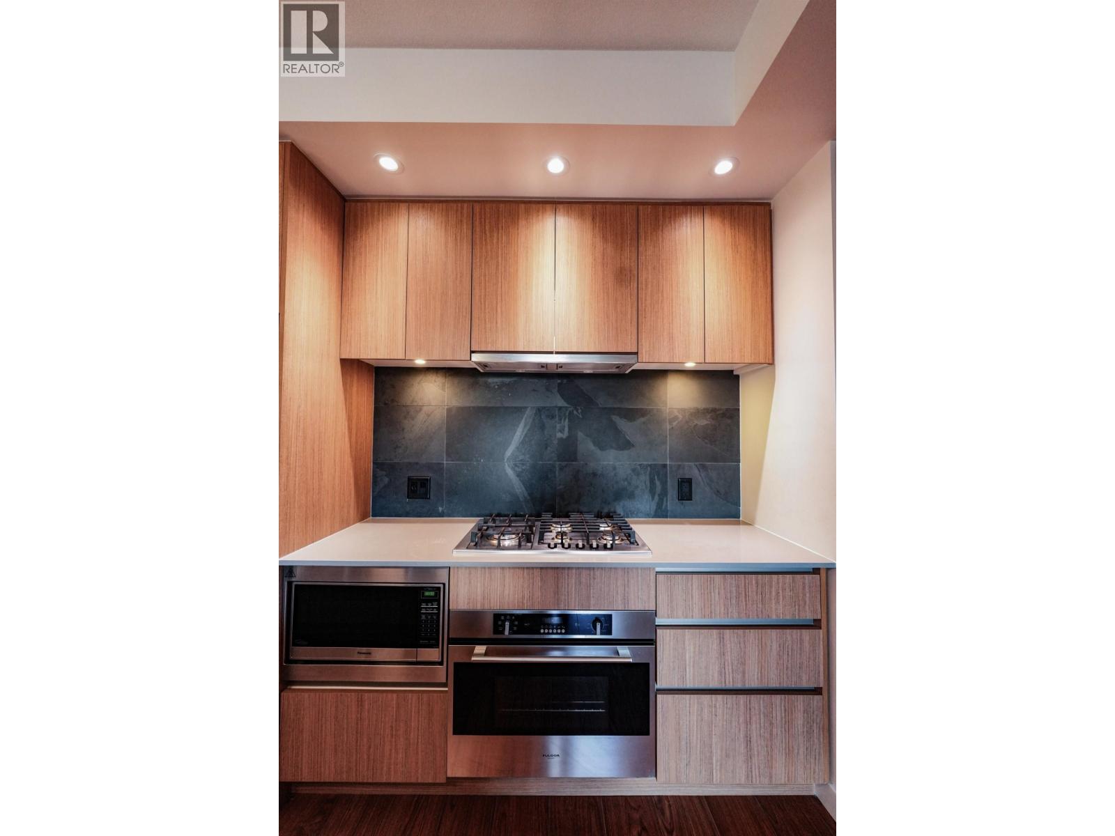 320 516 Foster Avenue, Coquitlam, British Columbia  V3J 0H8 - Photo 8 - R3093538