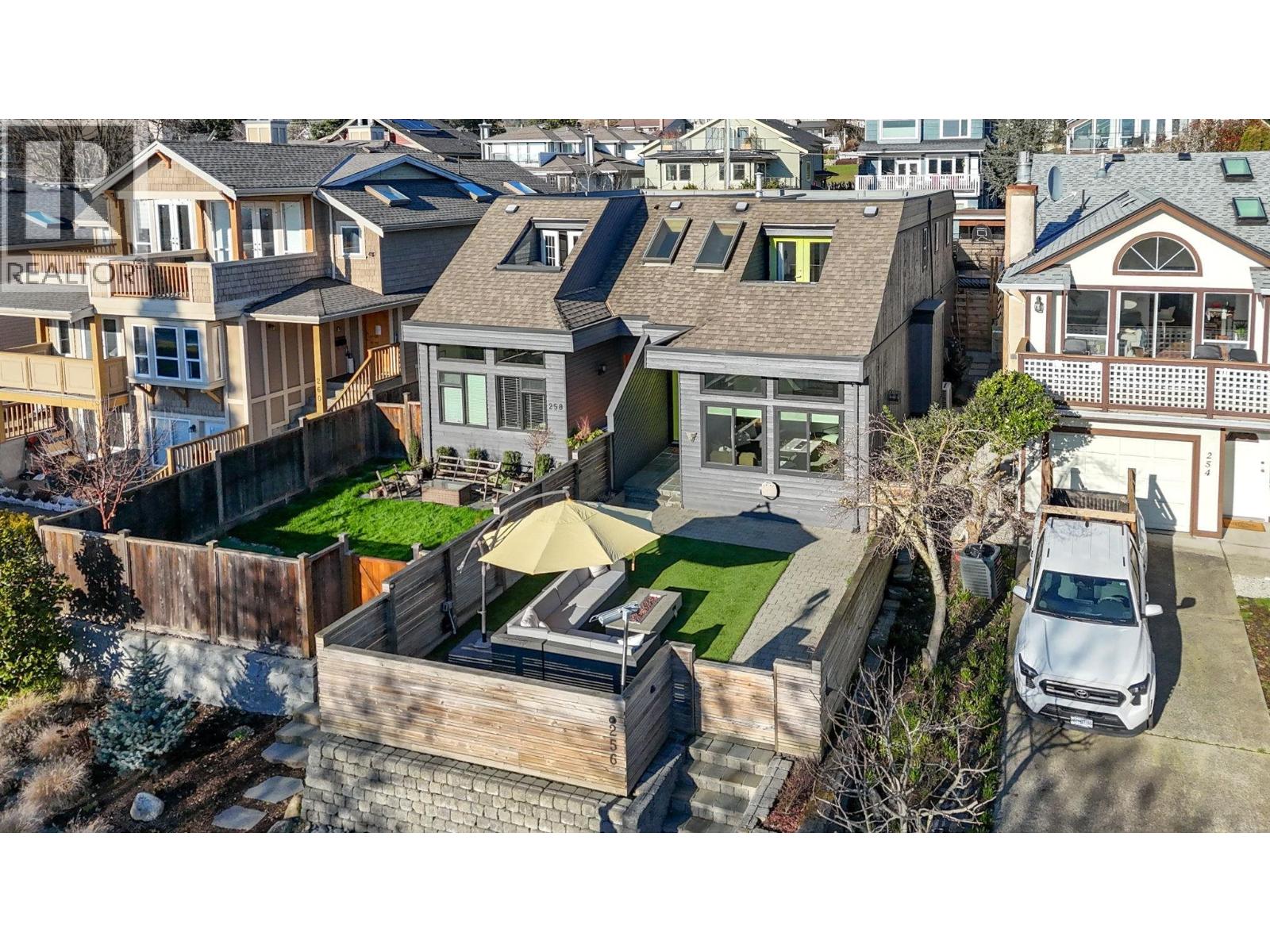 256 W 5th Street, North Vancouver, British Columbia  V7M 1K1 - Photo 2 - R3093674