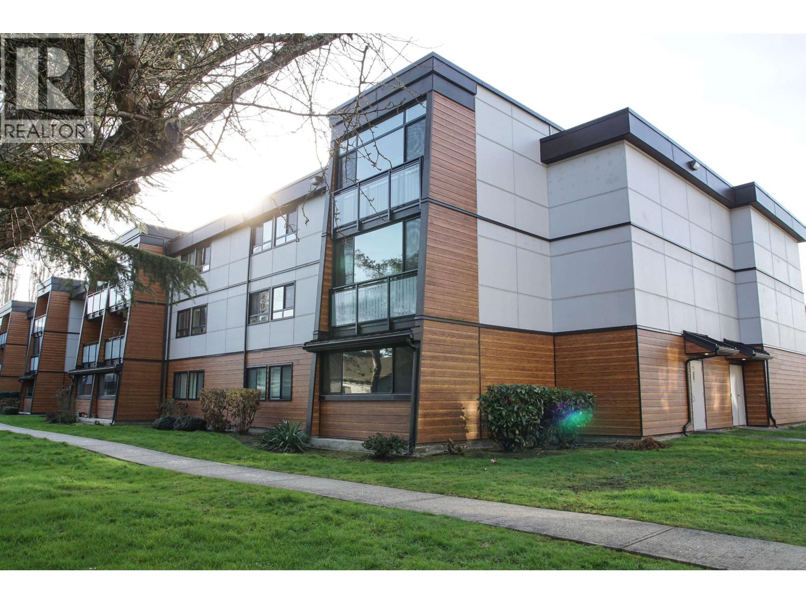 112 3411 Springfield Drive, Richmond, British Columbia  V7E 1Z1 - Photo 3 - R3084196