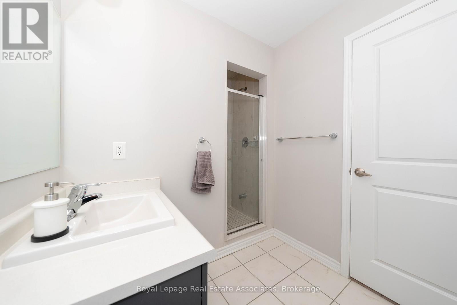 111 Gore Court, Milton, Ontario  L9E 1G3 - Photo 11 - W12825036