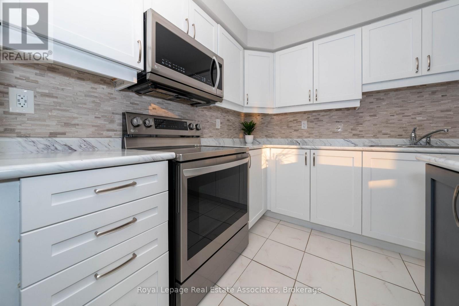 111 Gore Court, Milton, Ontario  L9E 1G3 - Photo 3 - W12825036