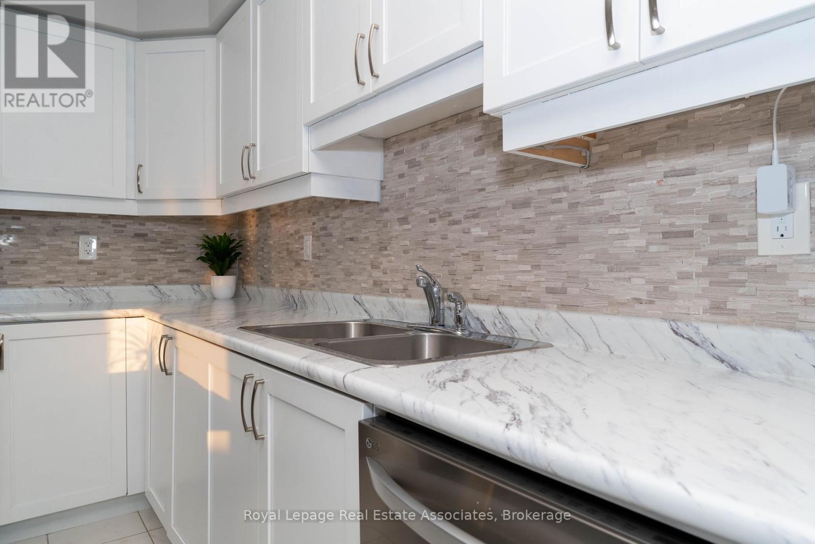 111 Gore Court, Milton, Ontario  L9E 1G3 - Photo 4 - W12825036