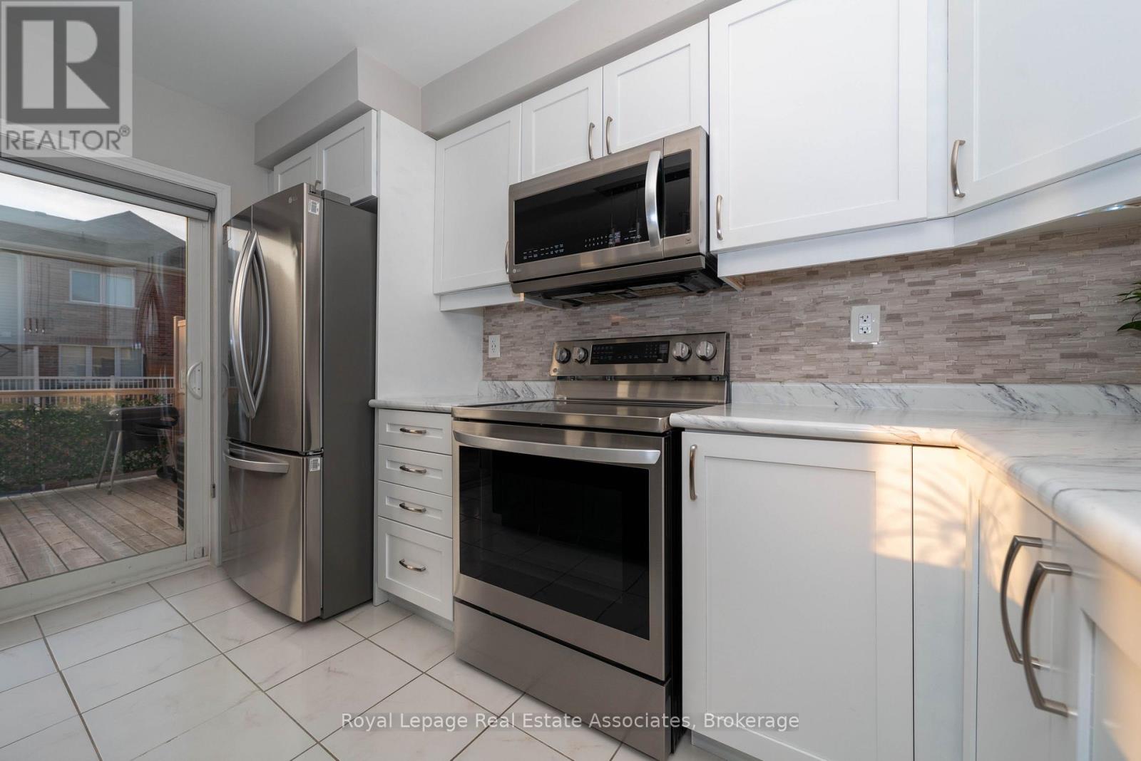 111 Gore Court, Milton, Ontario  L9E 1G3 - Photo 5 - W12825036