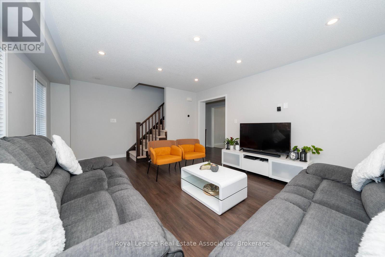 111 Gore Court, Milton, Ontario  L9E 1G3 - Photo 8 - W12825036