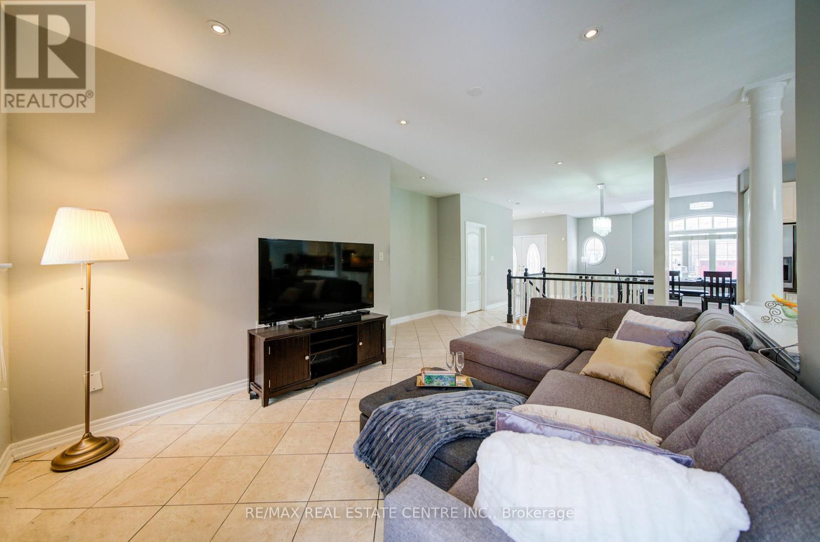 148 Bonistel Crescent, Brampton, Ontario  L7A 3H1 - Photo 8 - W12825040