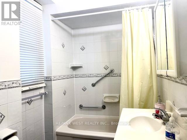 Upper - 321 Caledonia Road, Toronto, Ontario  M6E 4T4 - Photo 9 - W12825042