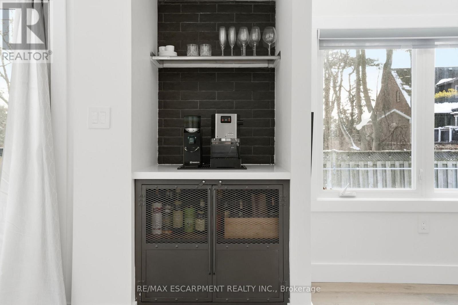 29 Pinewood Trail, Mississauga (Mineola), Ontario  L5G 2L2 - Photo 15 - W12824030