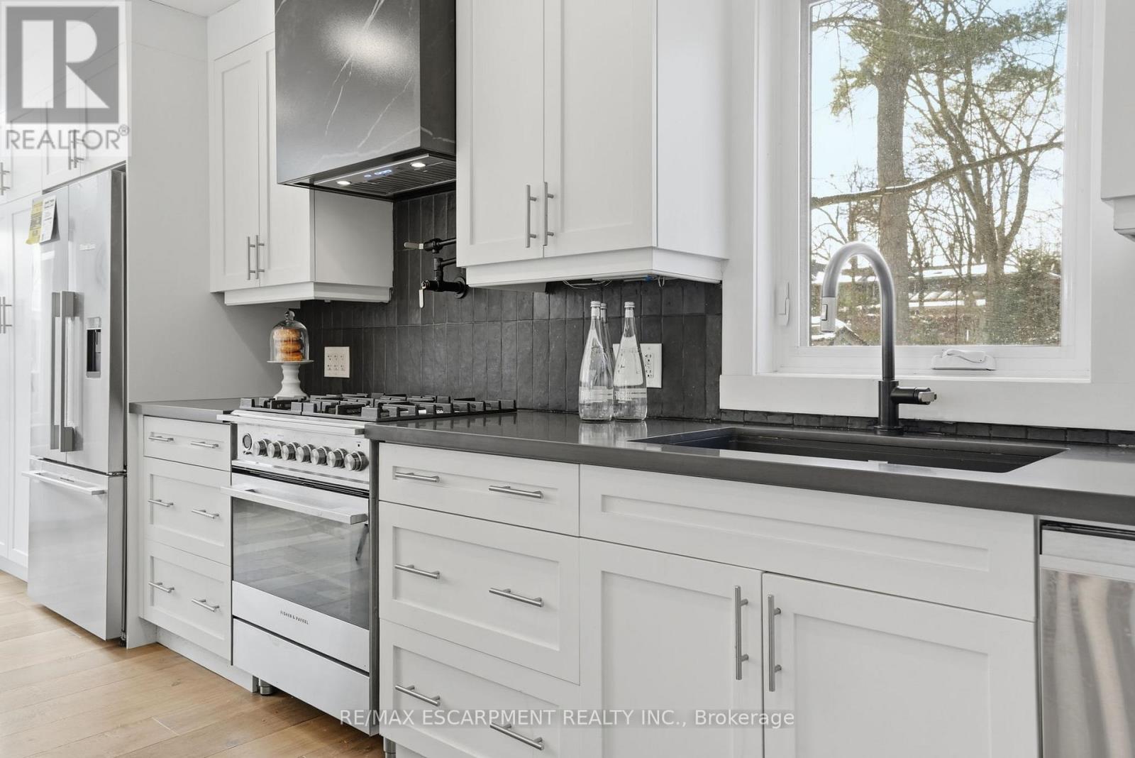 29 Pinewood Trail, Mississauga (Mineola), Ontario  L5G 2L2 - Photo 10 - W12824030