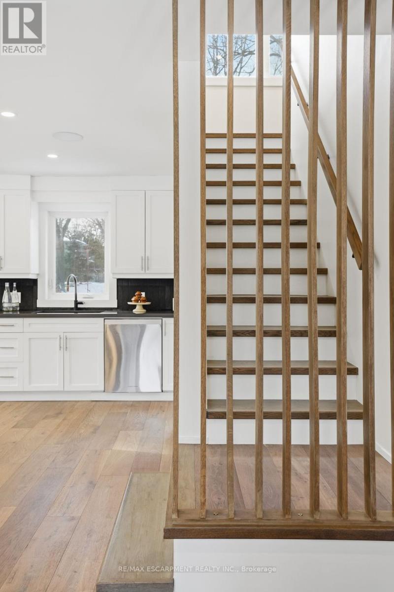 29 Pinewood Trail, Mississauga (Mineola), Ontario  L5G 2L2 - Photo 21 - W12824030