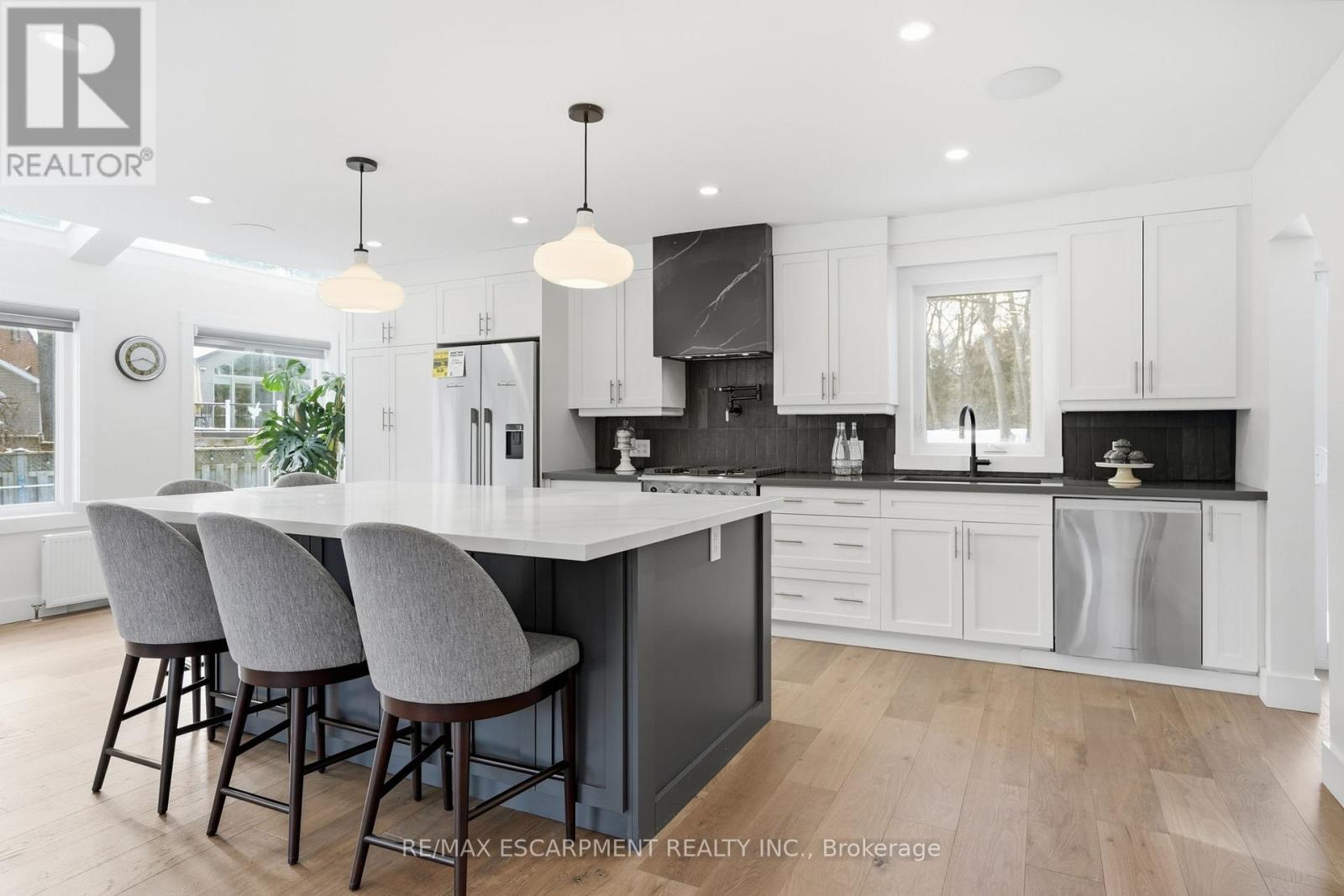 29 Pinewood Trail, Mississauga (Mineola), Ontario  L5G 2L2 - Photo 8 - W12824030