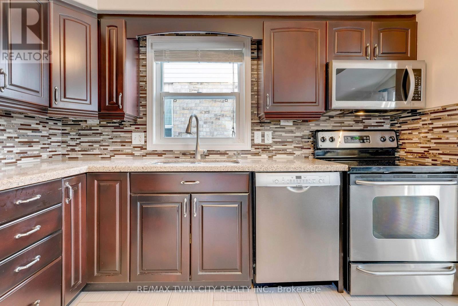 505 Snowdrop Court, Kitchener, Ontario  N2E 4G4 - Photo 8 - X12820352