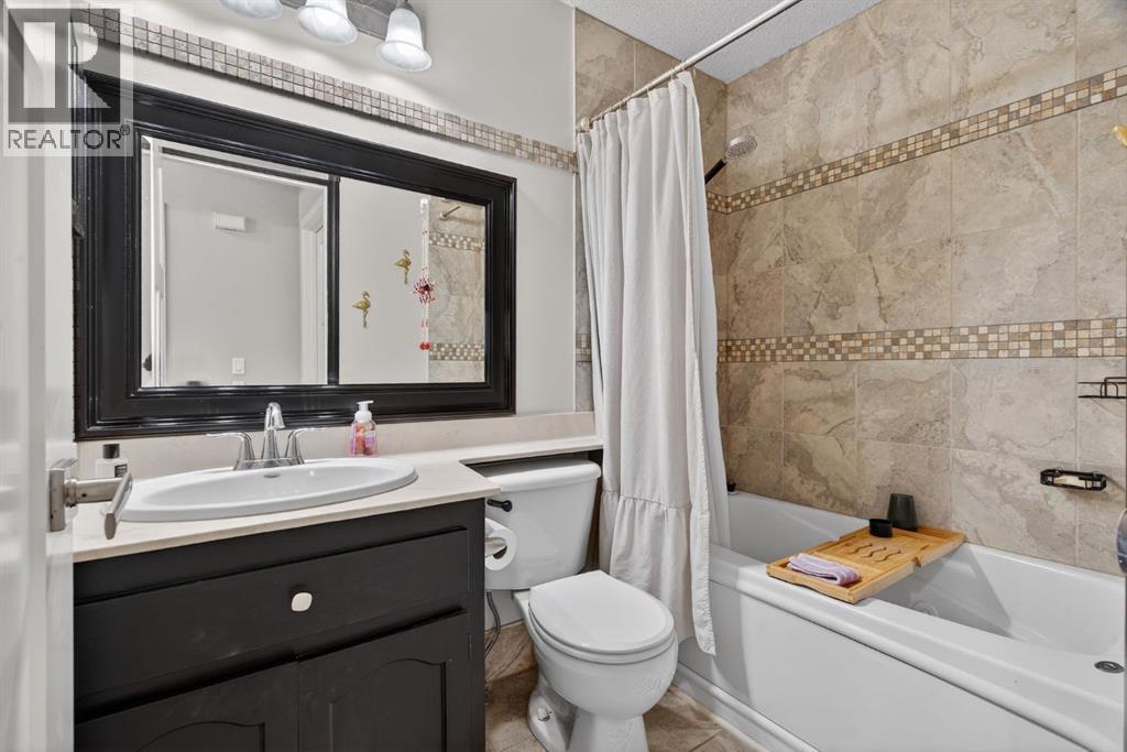 57 Shannon Circle Sw, Calgary, Alberta  T2Y 2K4 - Photo 21 - A2287196