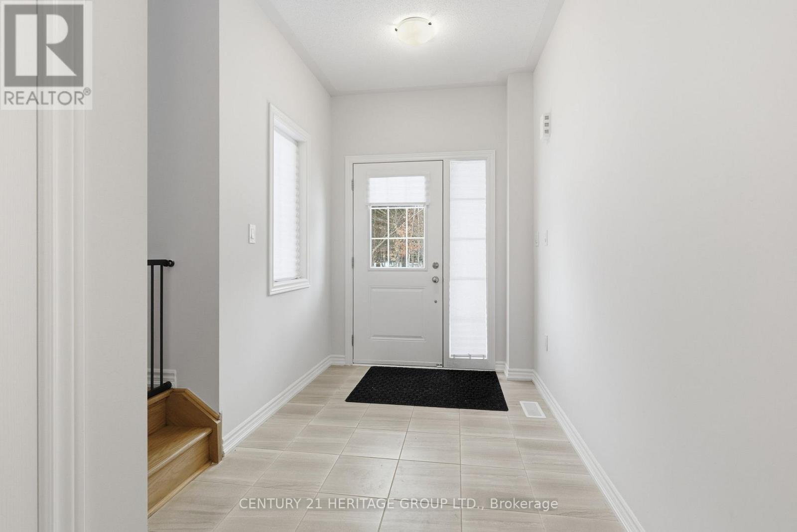 8 Scotia Road, Georgina (Sutton & Jackson's Point), Ontario  L0E 1R0 - Photo 3 - N12825136