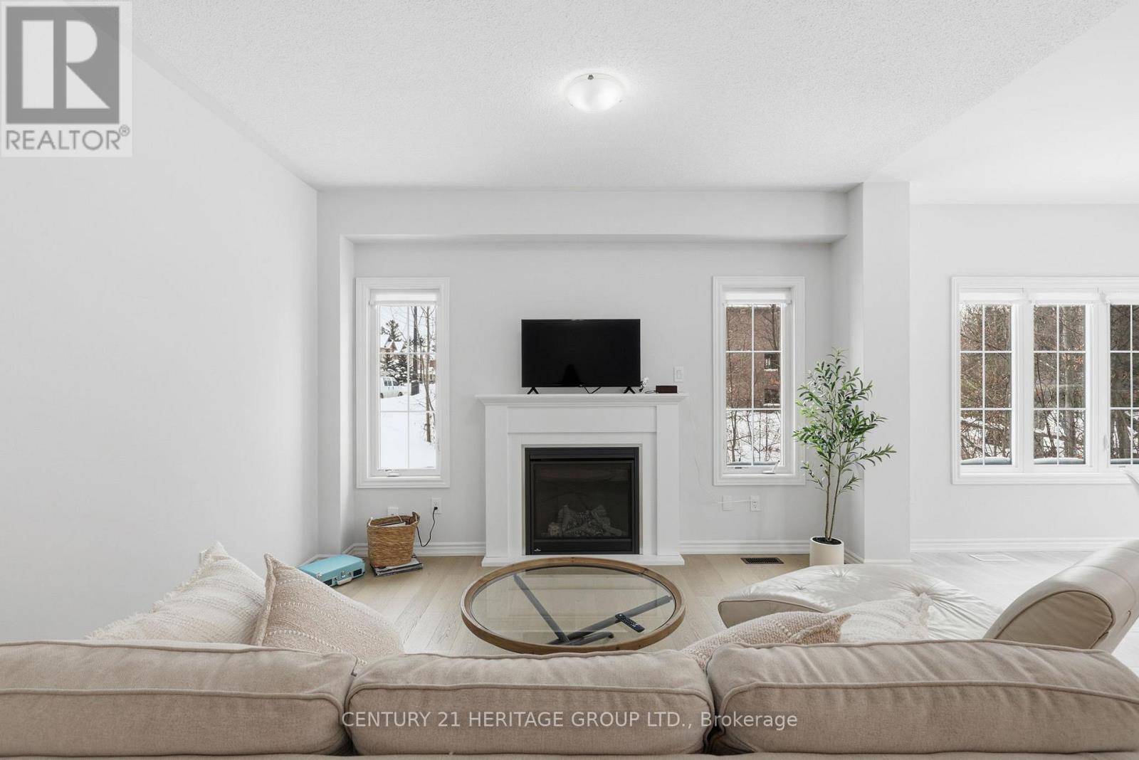 8 Scotia Road, Georgina (Sutton & Jackson's Point), Ontario  L0E 1R0 - Photo 7 - N12825136