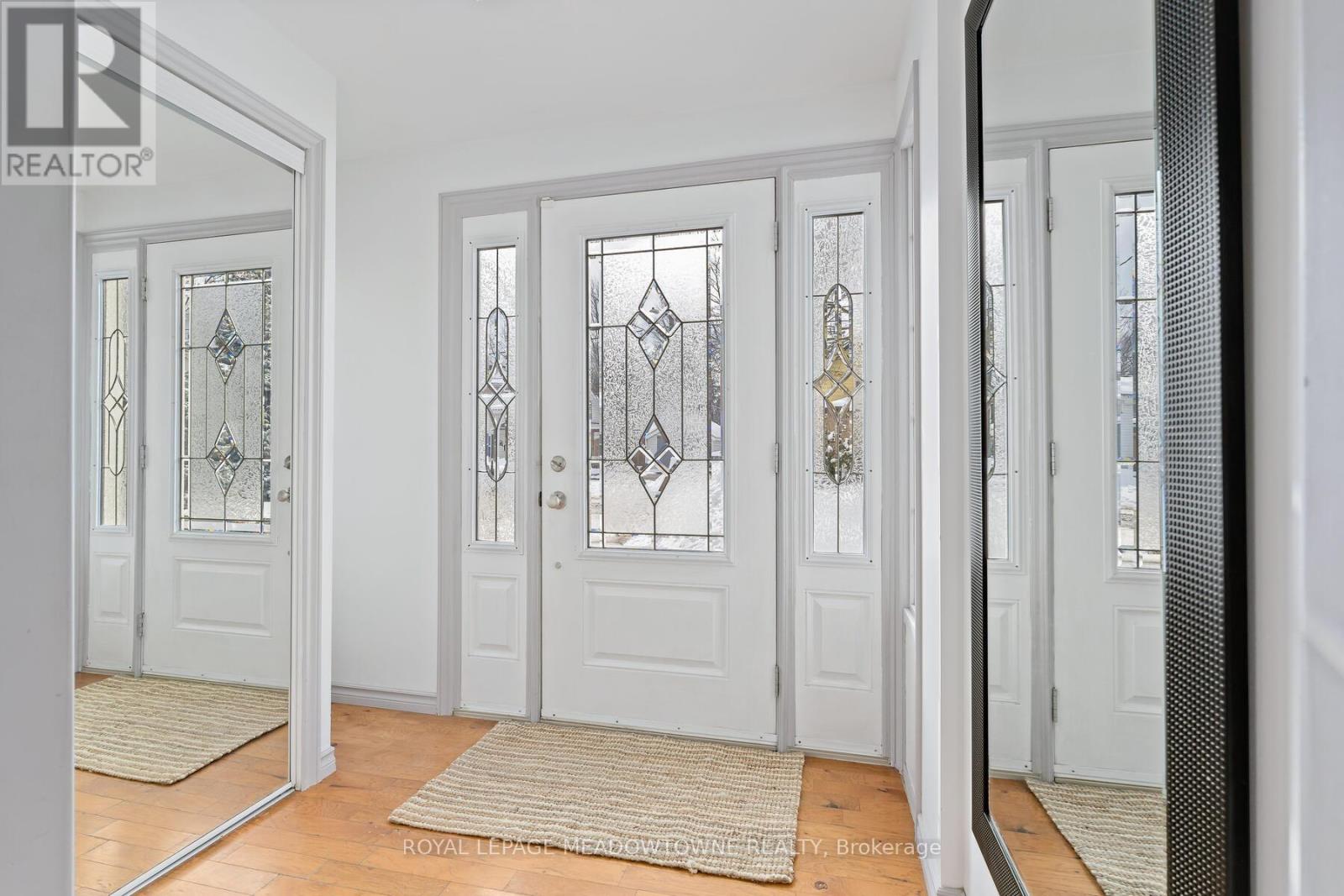 19 Union Street, Halton Hills, Ontario  L7G 3M1 - Photo 4 - W12822052