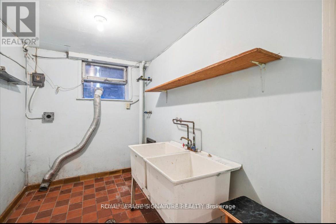 2nd Floor Room1 - 214 Queenslea Avenue, Toronto, Ontario  M9N 2L6 - Photo 8 - W12825082