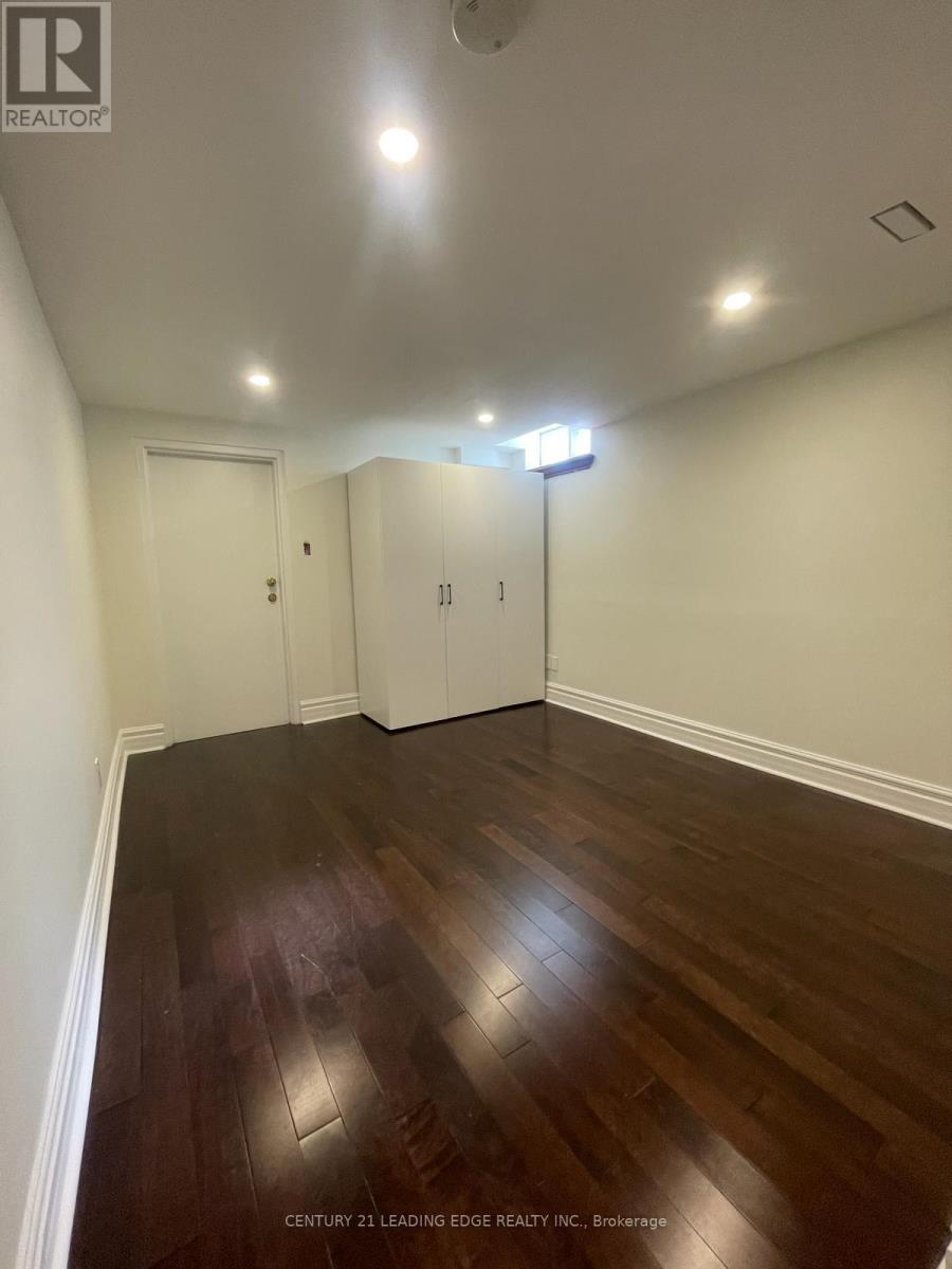 1000 Lovingston Crescent, Mississauga, Ontario  L4W 3K8 - Photo 4 - W12825100