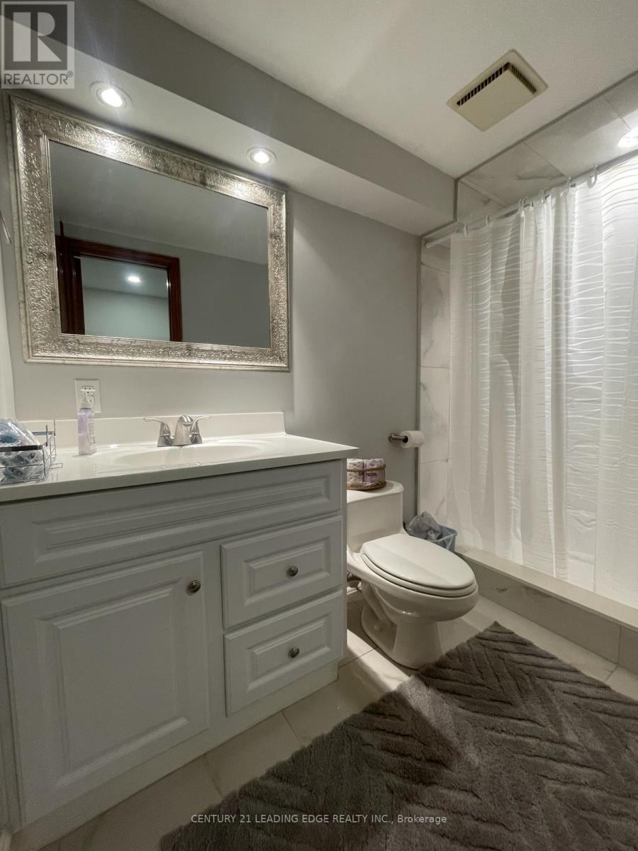 1000 Lovingston Crescent, Mississauga, Ontario  L4W 3K8 - Photo 5 - W12825100