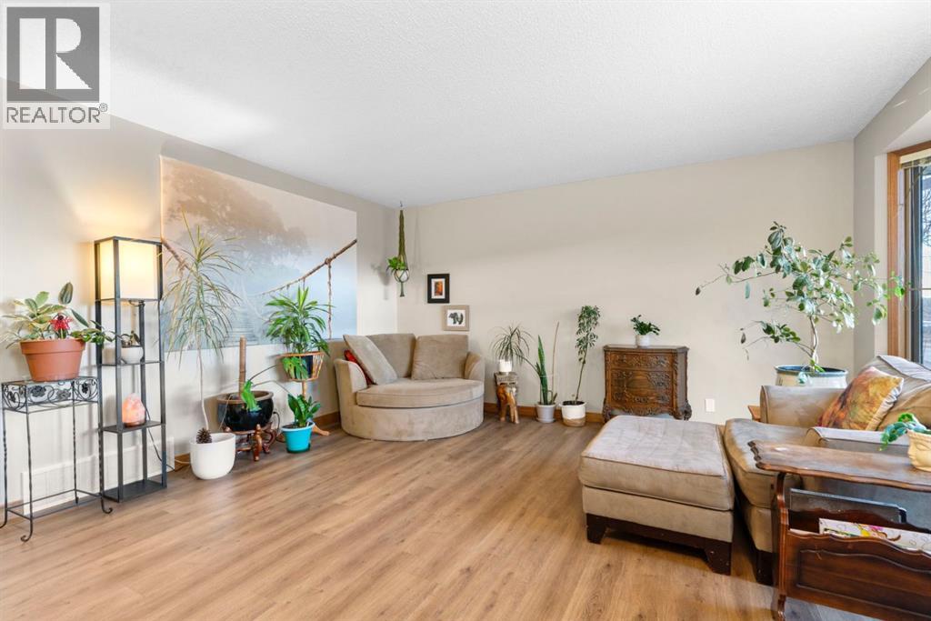 10 Carolina Drive W, Cochrane, Alberta  T4C 1C2 - Photo 4 - A2284084