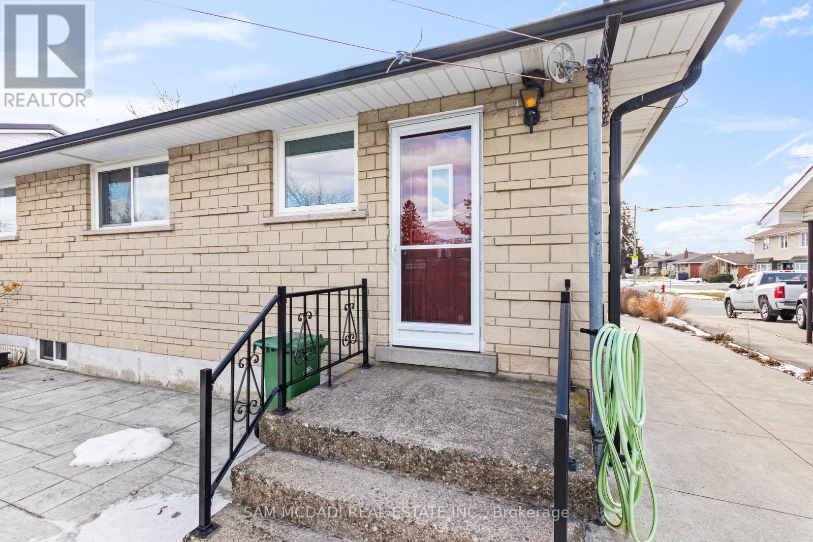 19 Secord Drive, Hamilton, Ontario  L8K 3W6 - Photo 3 - X12825156