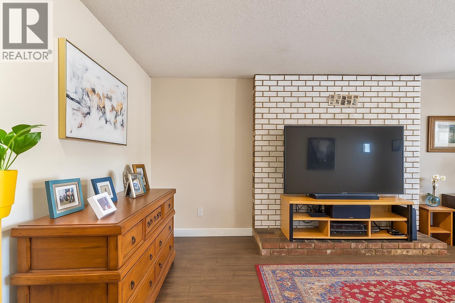 Listing Picture 20 of 30 : 5842 WOODSWORTH STREET, Burnaby / 本拿比 - 魯藝地產 Yvonne Lu Group - MLS Medallion Club Member