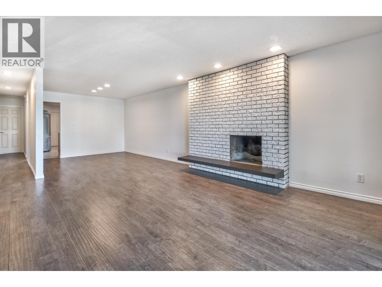 Listing Picture 3 of 30 : 5842 WOODSWORTH STREET, Burnaby / 本拿比 - 魯藝地產 Yvonne Lu Group - MLS Medallion Club Member