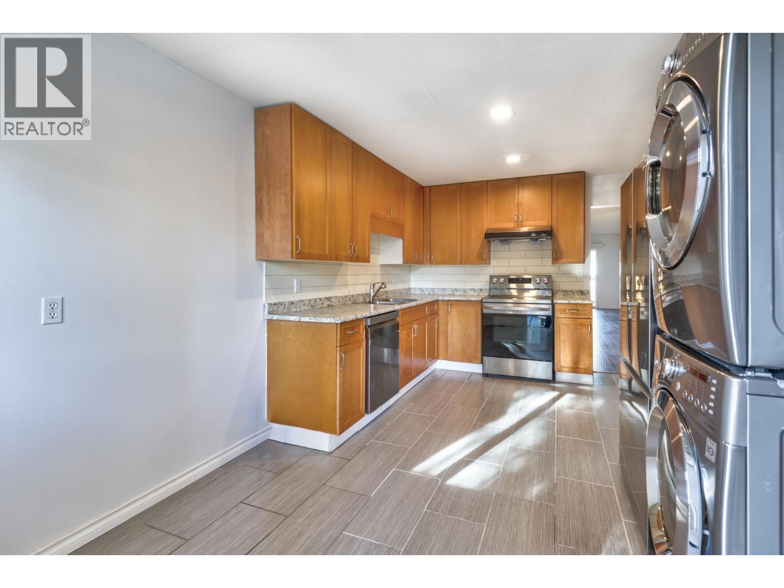 Listing Picture 9 of 30 : 5842 WOODSWORTH STREET, Burnaby / 本拿比 - 魯藝地產 Yvonne Lu Group - MLS Medallion Club Member