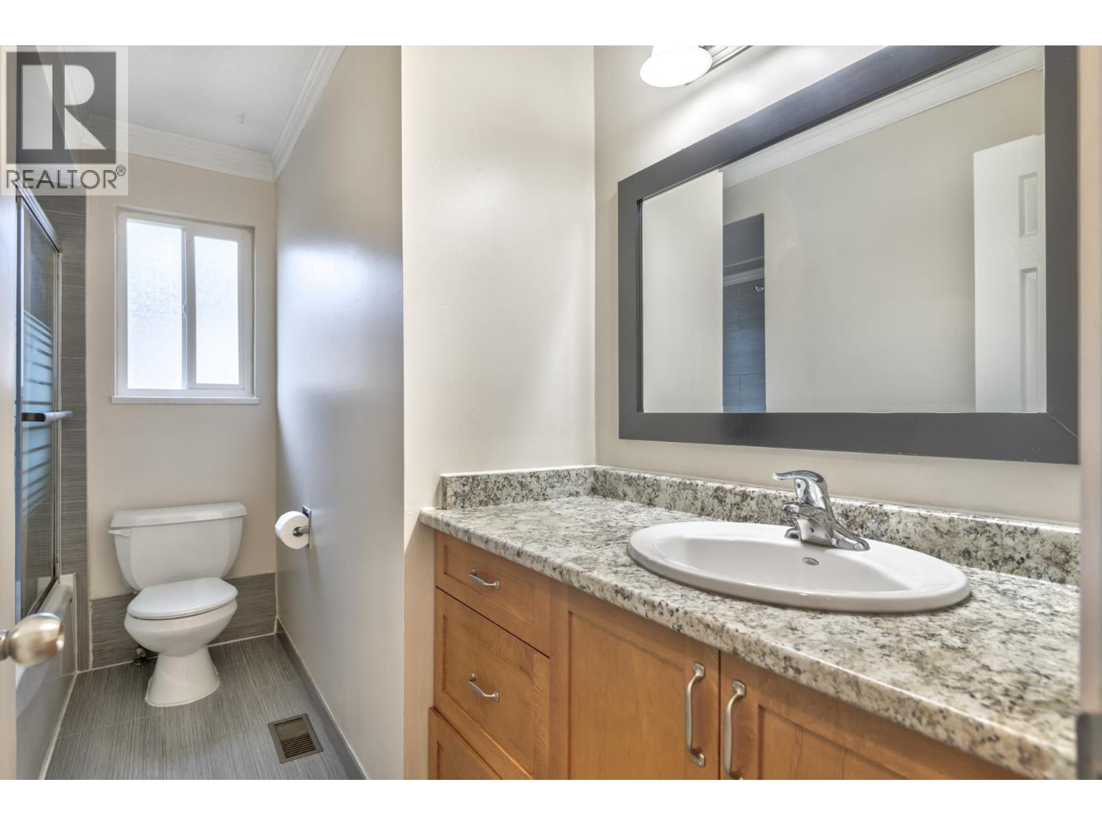 Listing Picture 17 of 30 : 5842 WOODSWORTH STREET, Burnaby / 本拿比 - 魯藝地產 Yvonne Lu Group - MLS Medallion Club Member