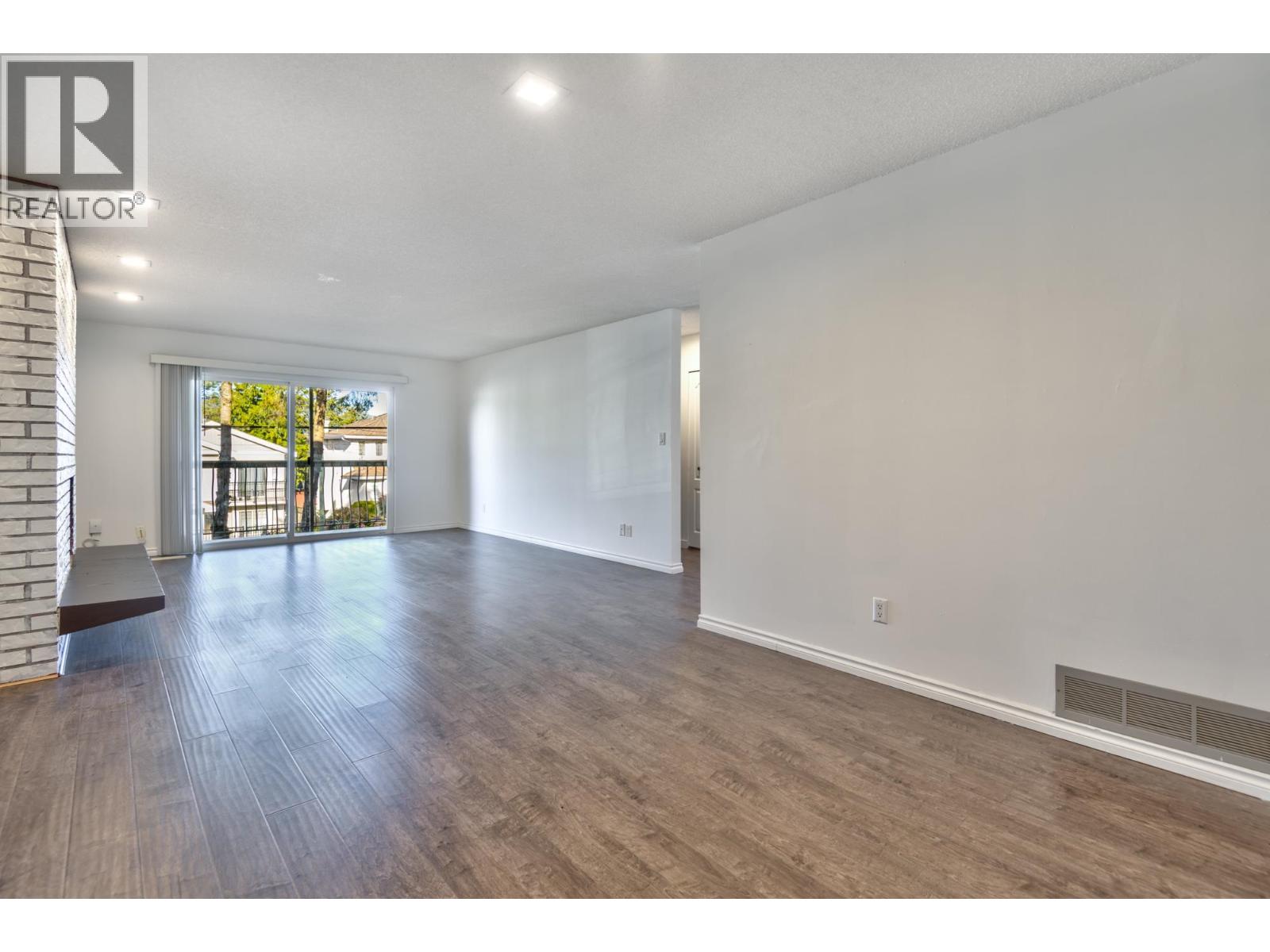 Listing Picture 5 of 30 : 5842 WOODSWORTH STREET, Burnaby / 本拿比 - 魯藝地產 Yvonne Lu Group - MLS Medallion Club Member