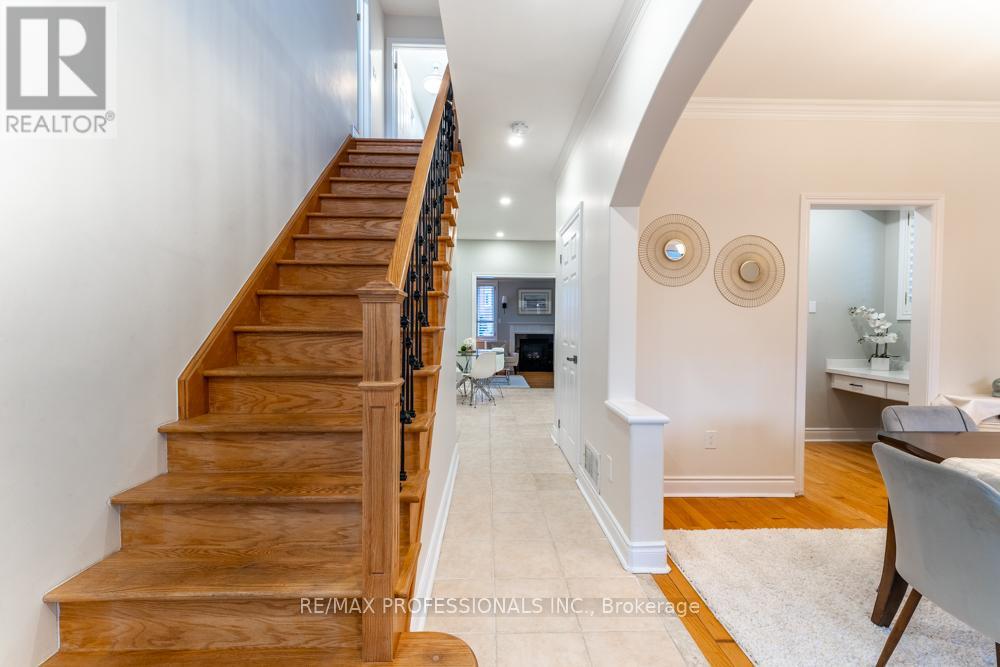 7108 Gablehurst Crescent, Mississauga, Ontario  L5W 1E7 - Photo 5 - W12822836