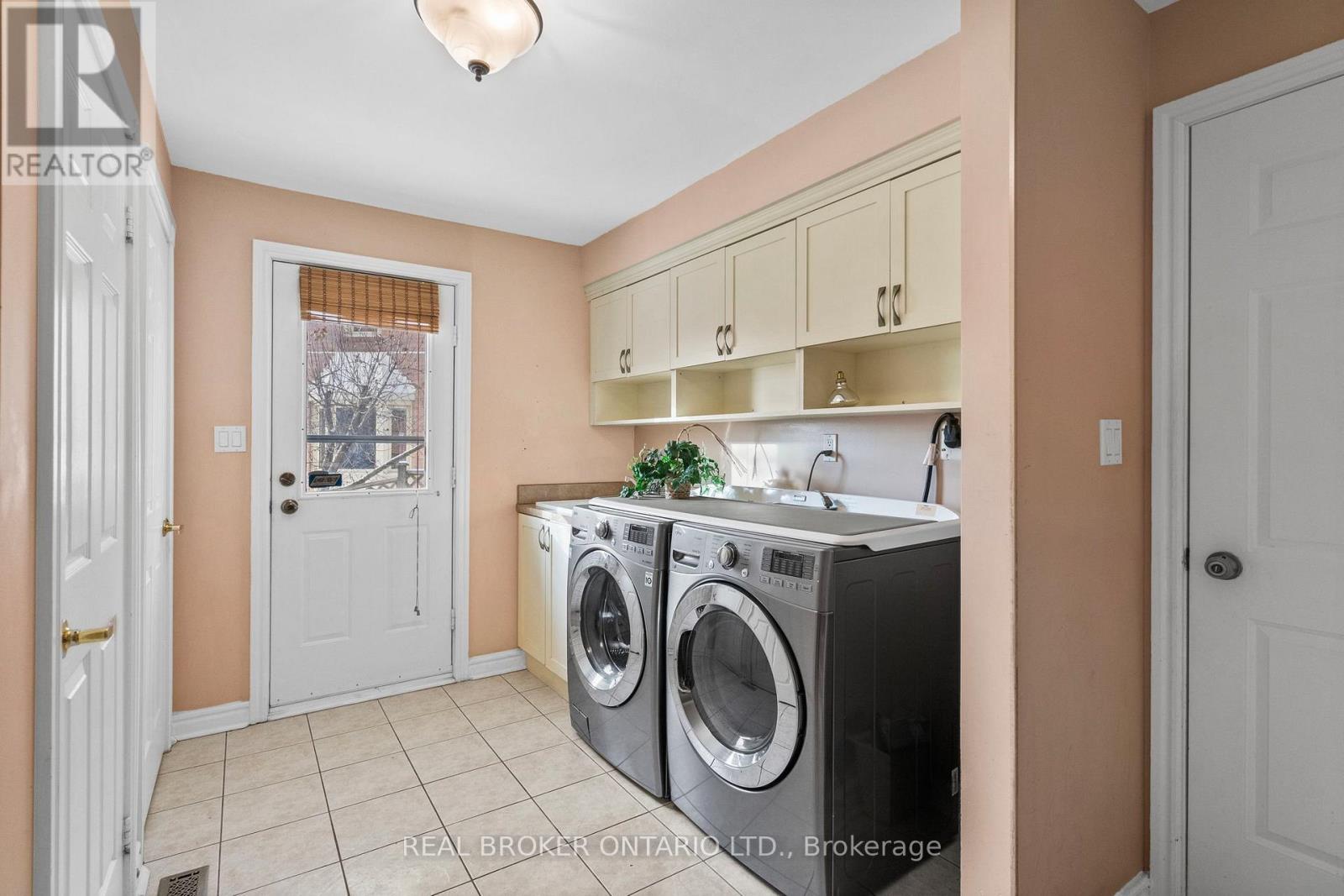 36 Ellingwood Court, Markham, Ontario  L3R 8A7 - Photo 7 - N12825304