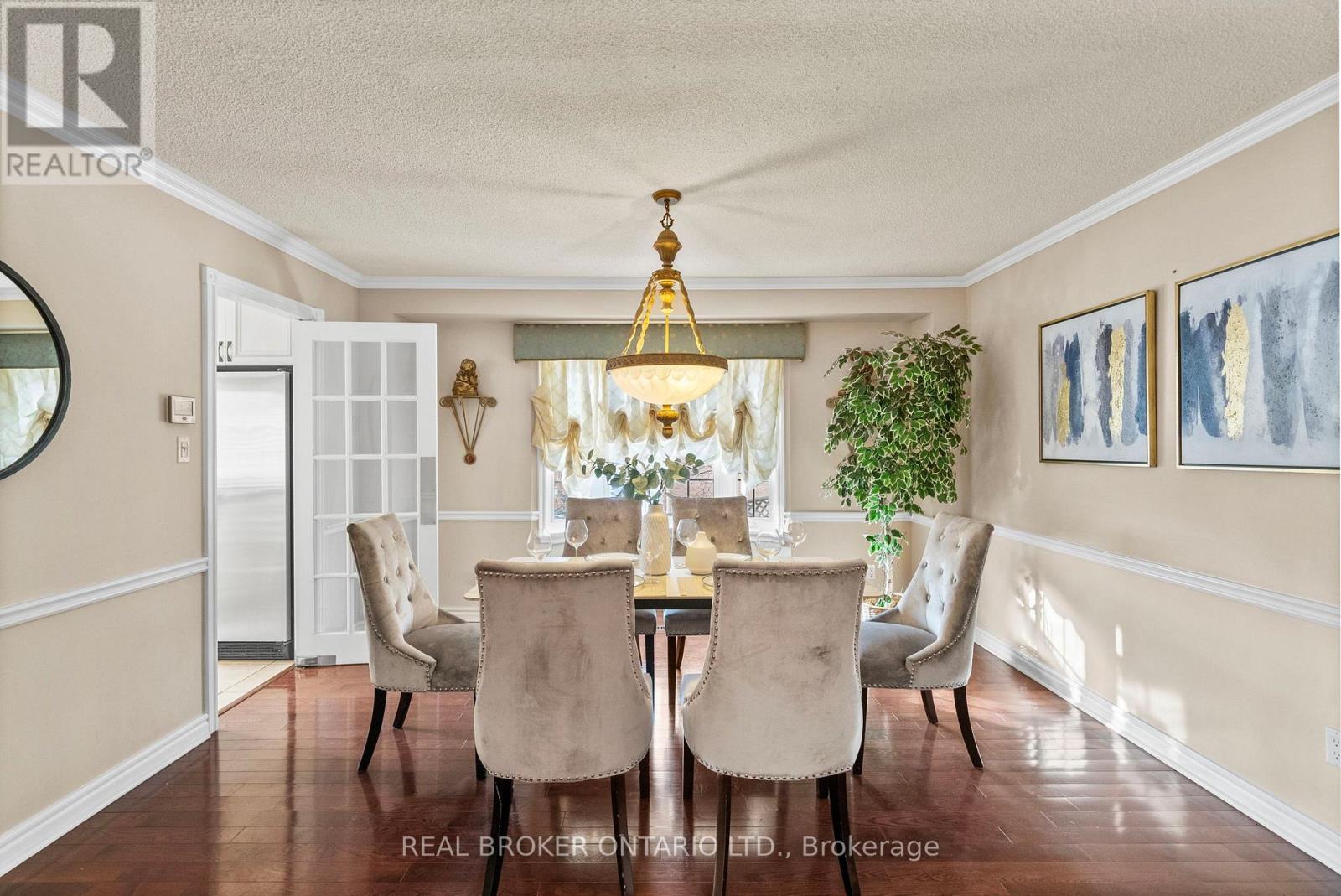 36 Ellingwood Court, Markham, Ontario  L3R 8A7 - Photo 8 - N12825304