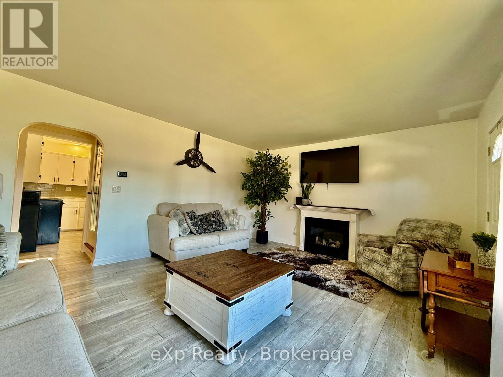 251 11th Avenue, Hanover, Ontario  N4N 2R2 - Photo 8 - X12825376