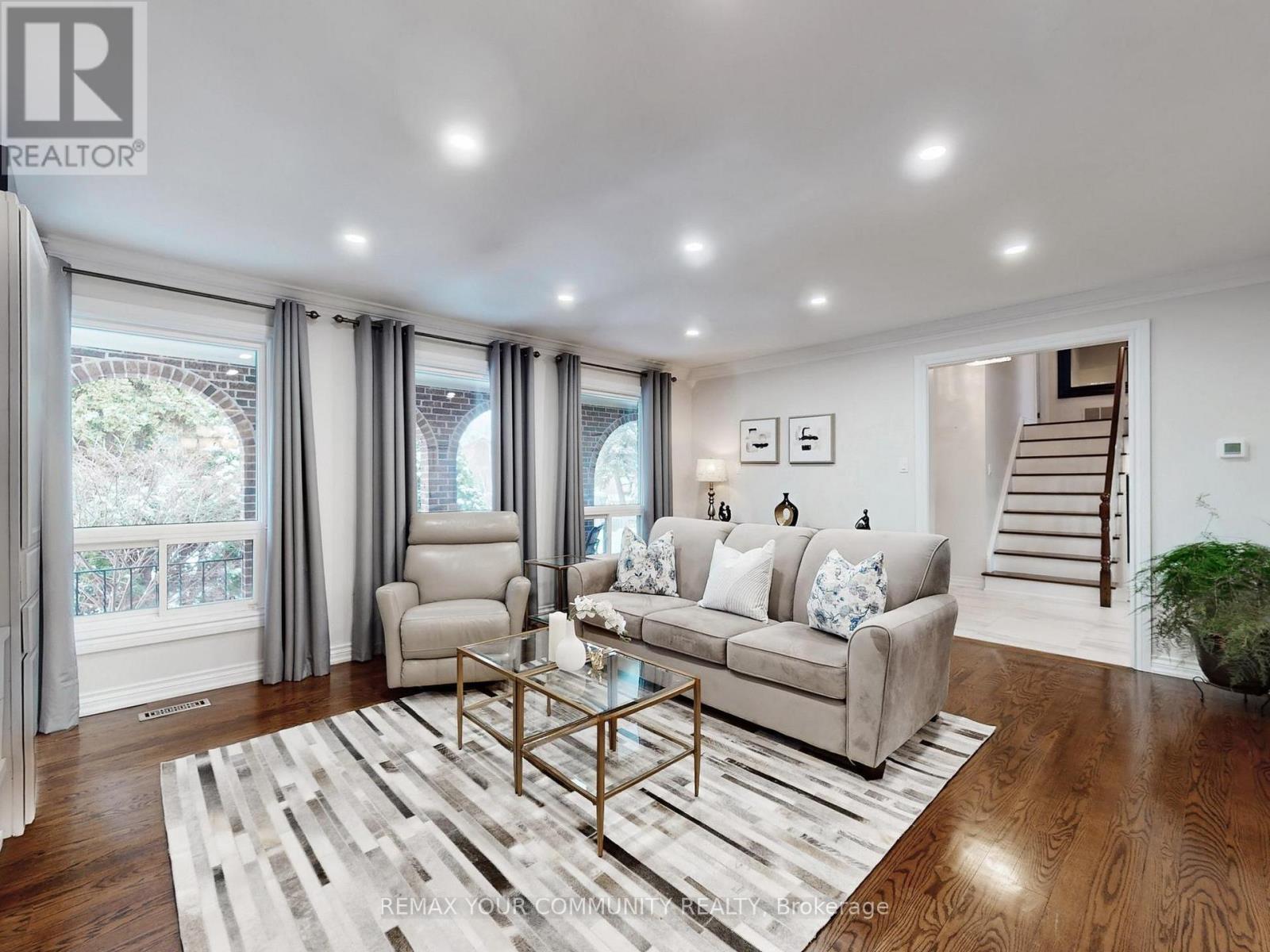 130 Spruce Avenue, Richmond Hill, Ontario  L4C 6W1 - Photo 4 - N12825202