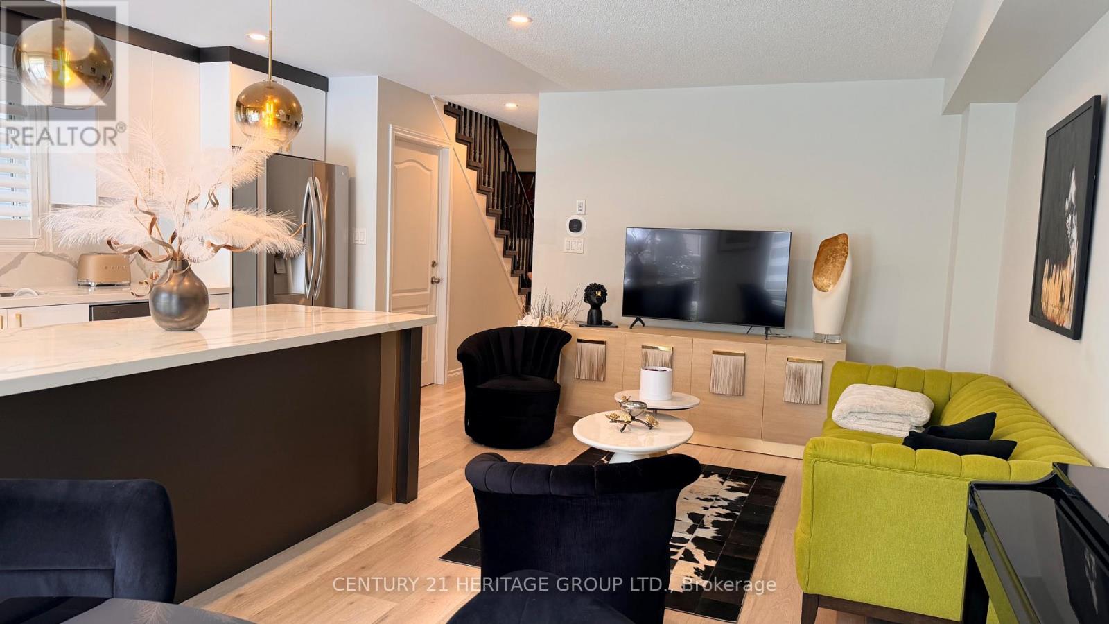 58 Russel Drive, Bradford West Gwillimbury, Ontario  L3Z 0M9 - Photo 6 - N12825090