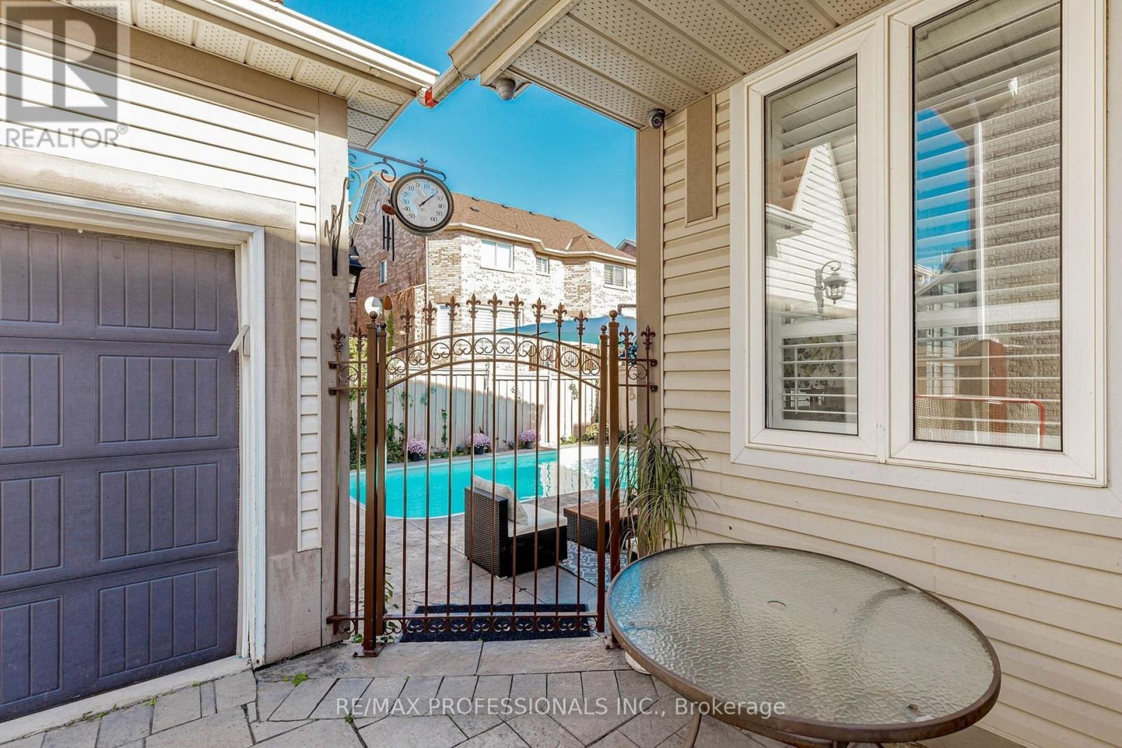 7108 Gablehurst Crescent, Mississauga, Ontario  L5W 1E7 - Photo 4 - W12822836