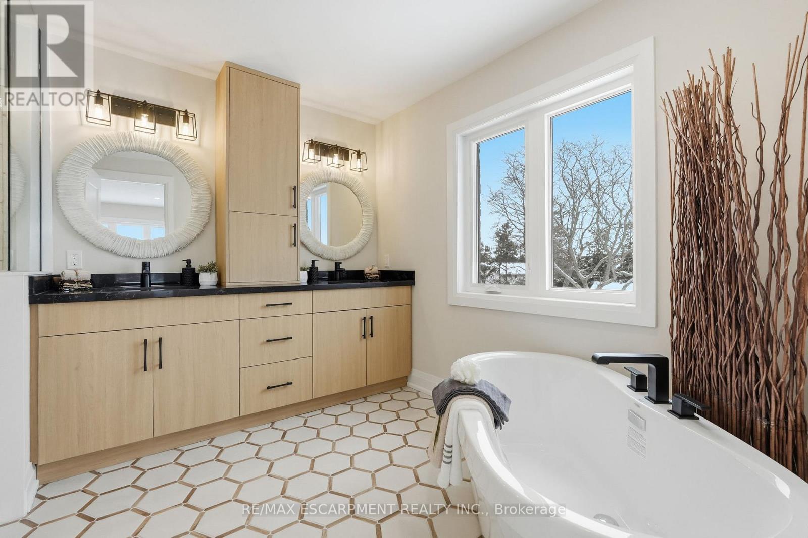 7 Bartlett Avenue, Grimsby, Ontario  L3M 5N7 - Photo 7 - X12825352