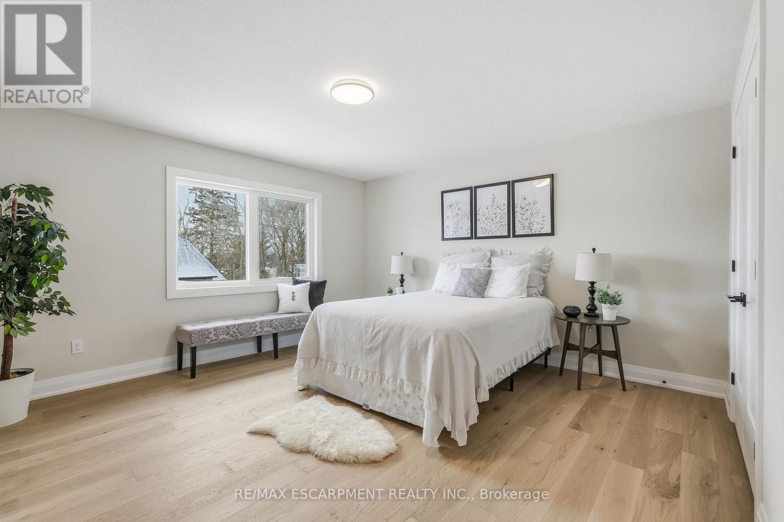 7 Bartlett Avenue, Grimsby, Ontario  L3M 5N7 - Photo 8 - X12825352