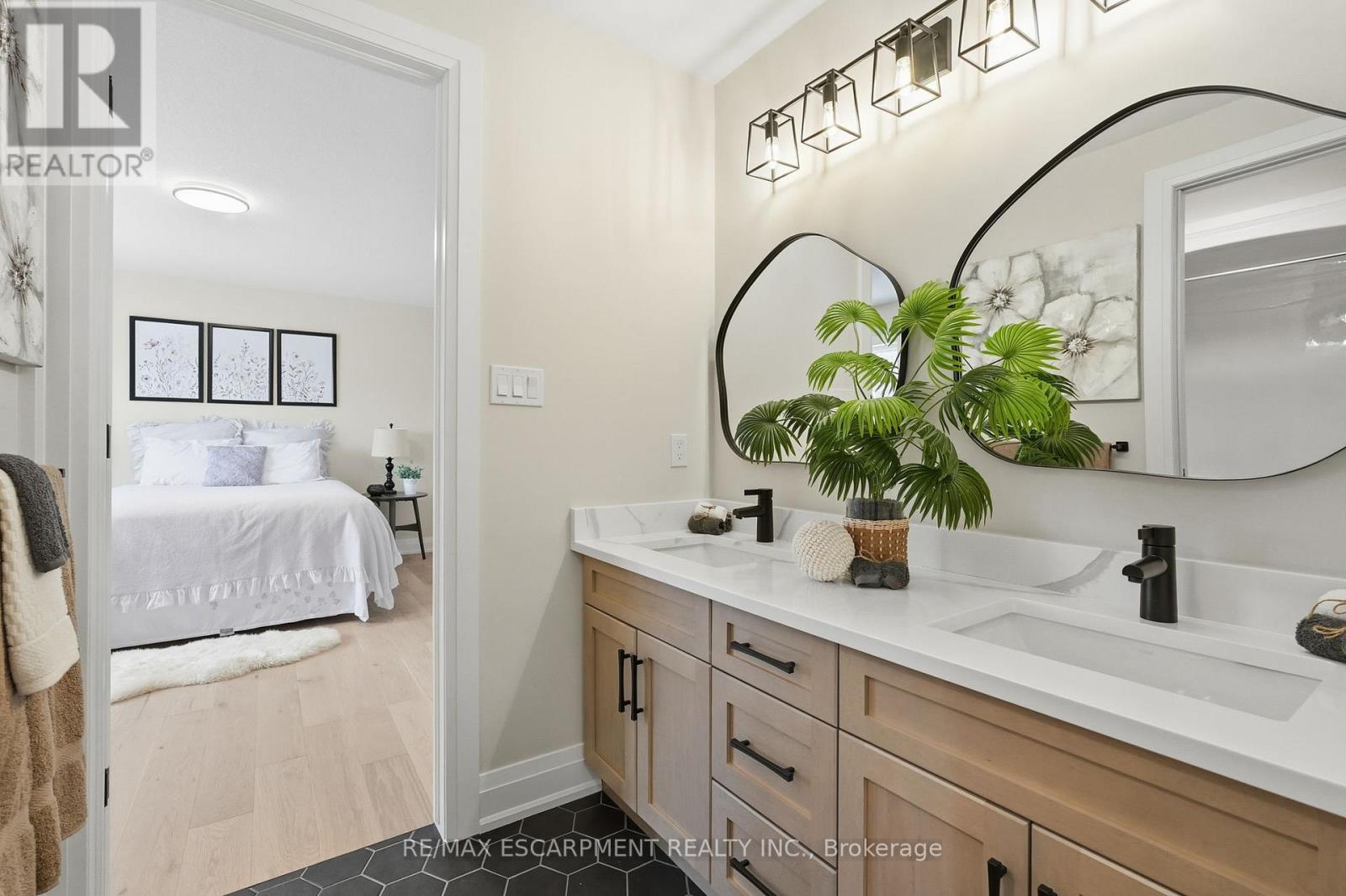 7 Bartlett Avenue, Grimsby, Ontario  L3M 5N7 - Photo 9 - X12825352