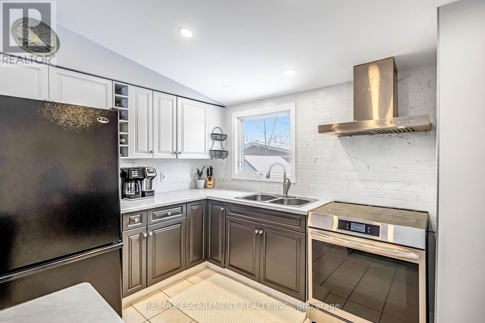 5 Carrington Court, Hamilton, Ontario  L9A 4N5 - Photo 8 - X12825378