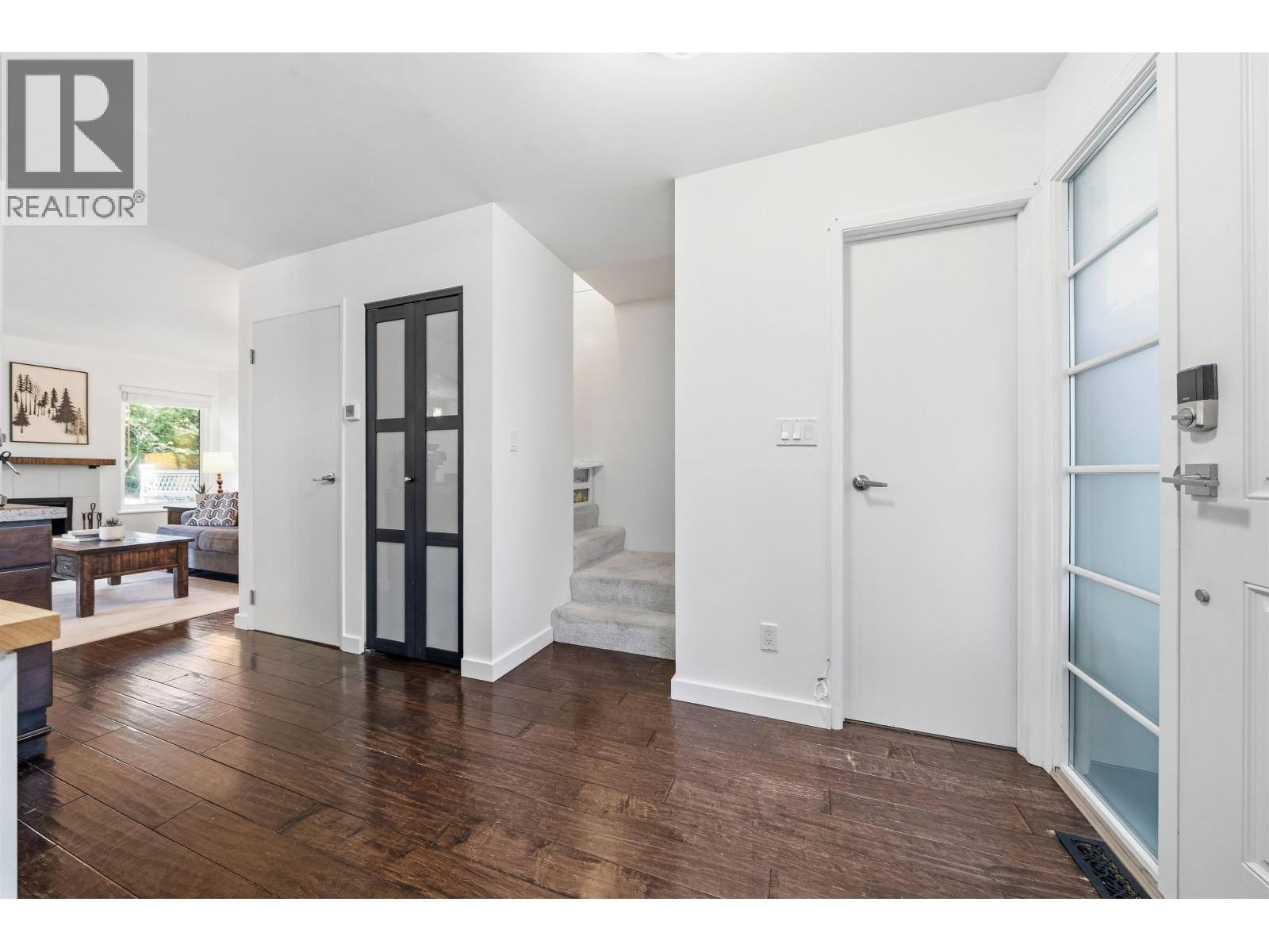 4742 Laurelwood Place, Burnaby, British Columbia  V5G 4B2 - Photo 6 - R3085612