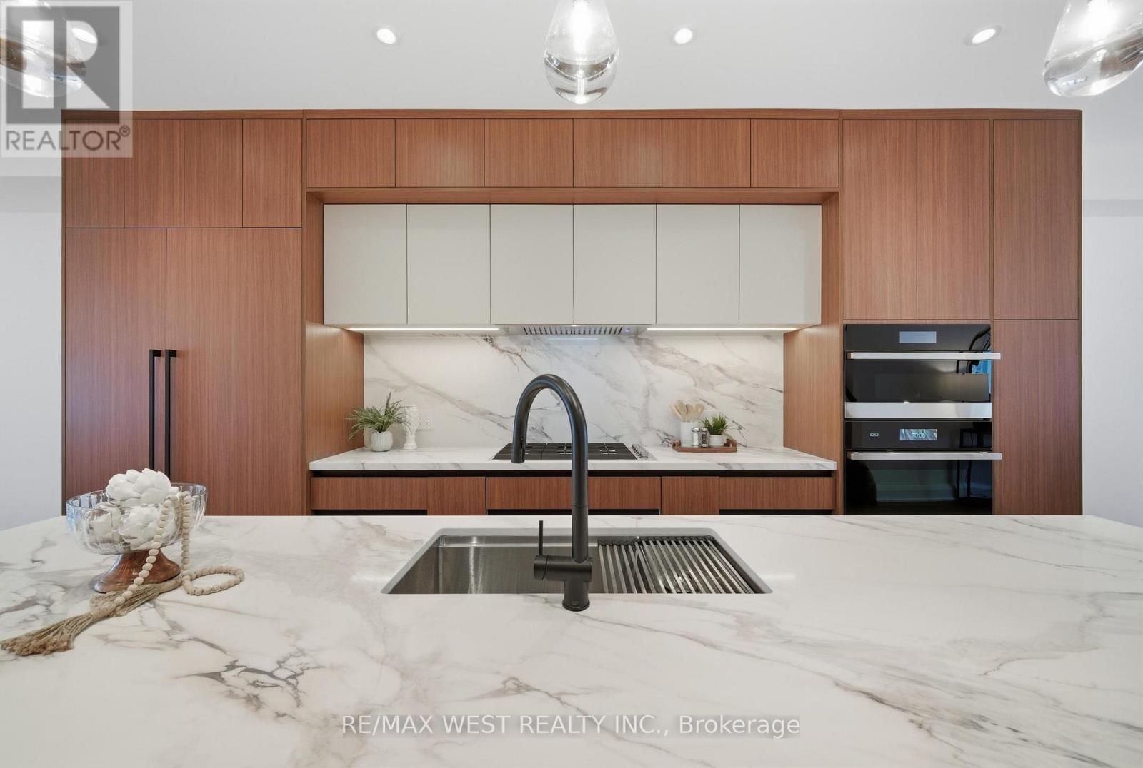 390 St Clarens Avenue, Toronto, Ontario  M6H 3W3 - Photo 10 - C12810200