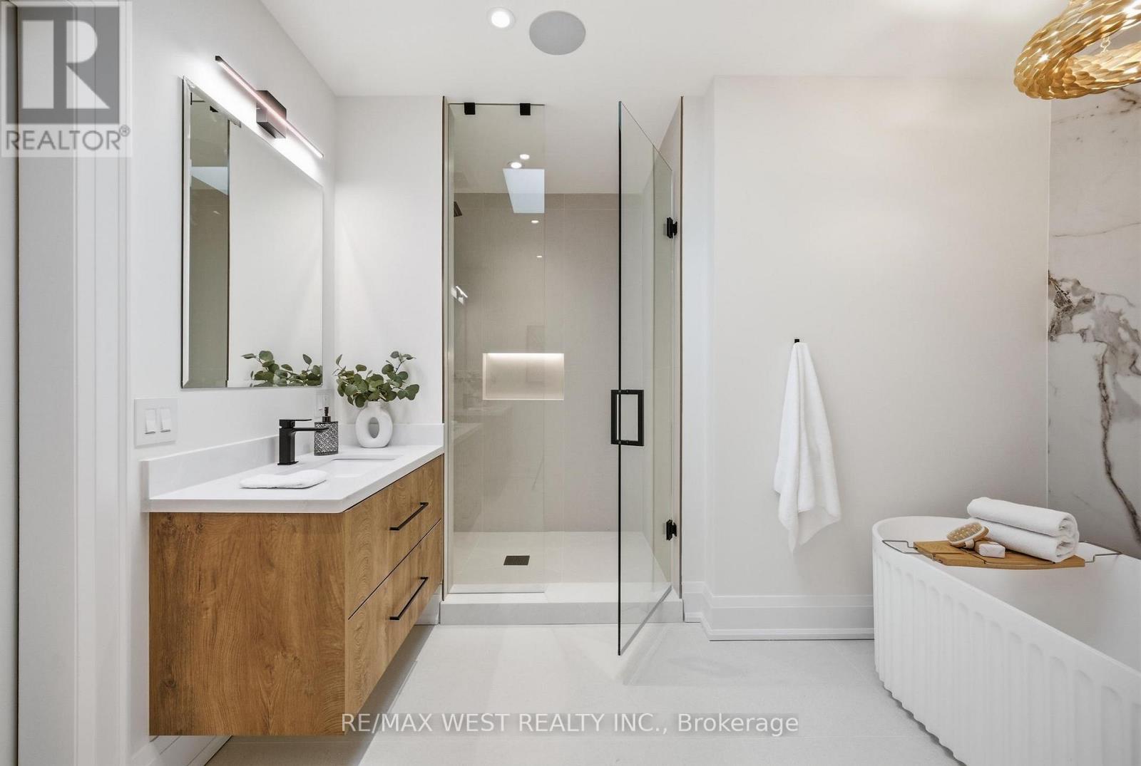 390 St Clarens Avenue, Toronto, Ontario  M6H 3W3 - Photo 26 - C12810200