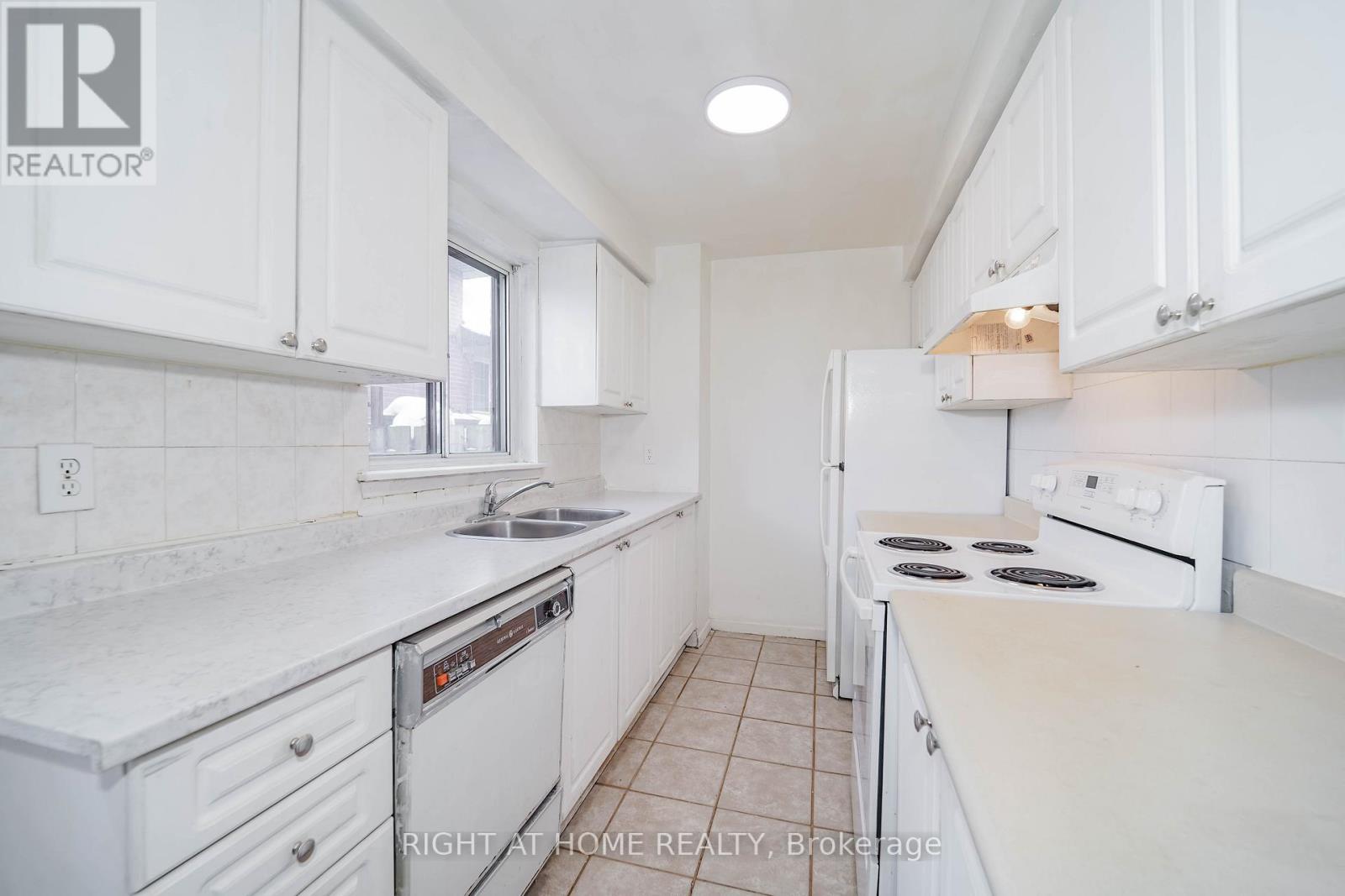 4 Pender Crescent, Toronto, Ontario  M1T 2M7 - Photo 34 - E12825406