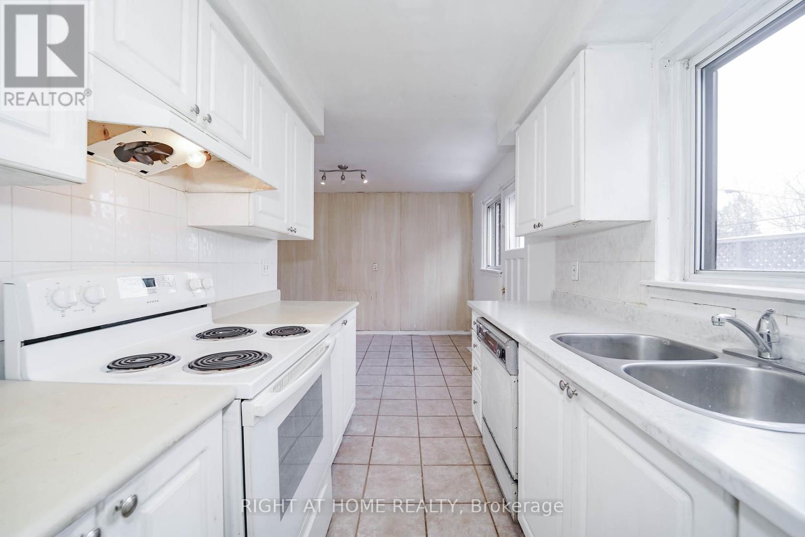 4 Pender Crescent, Toronto, Ontario  M1T 2M7 - Photo 35 - E12825406