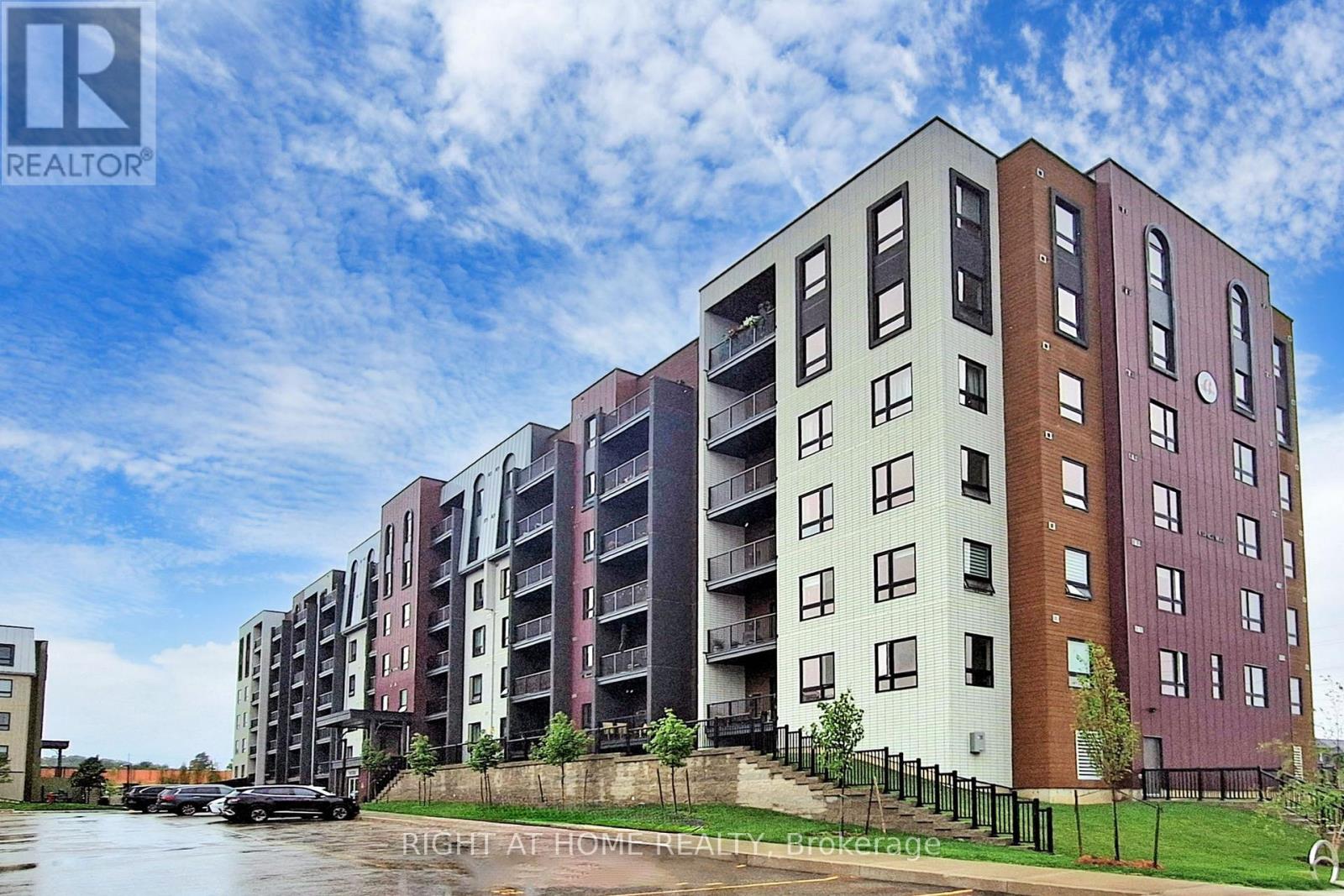 #208 - 4 SPICE WAY, Barrie, Ontario