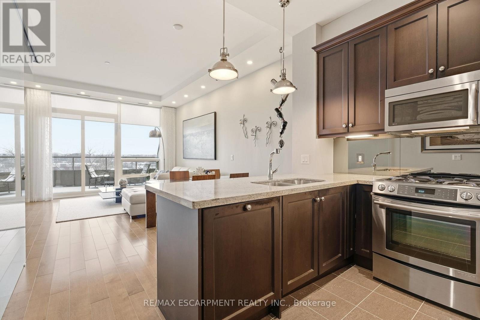 703 - 11 Bronte Road, Oakville, Ontario  L6L 0E1 - Photo 11 - W12825436