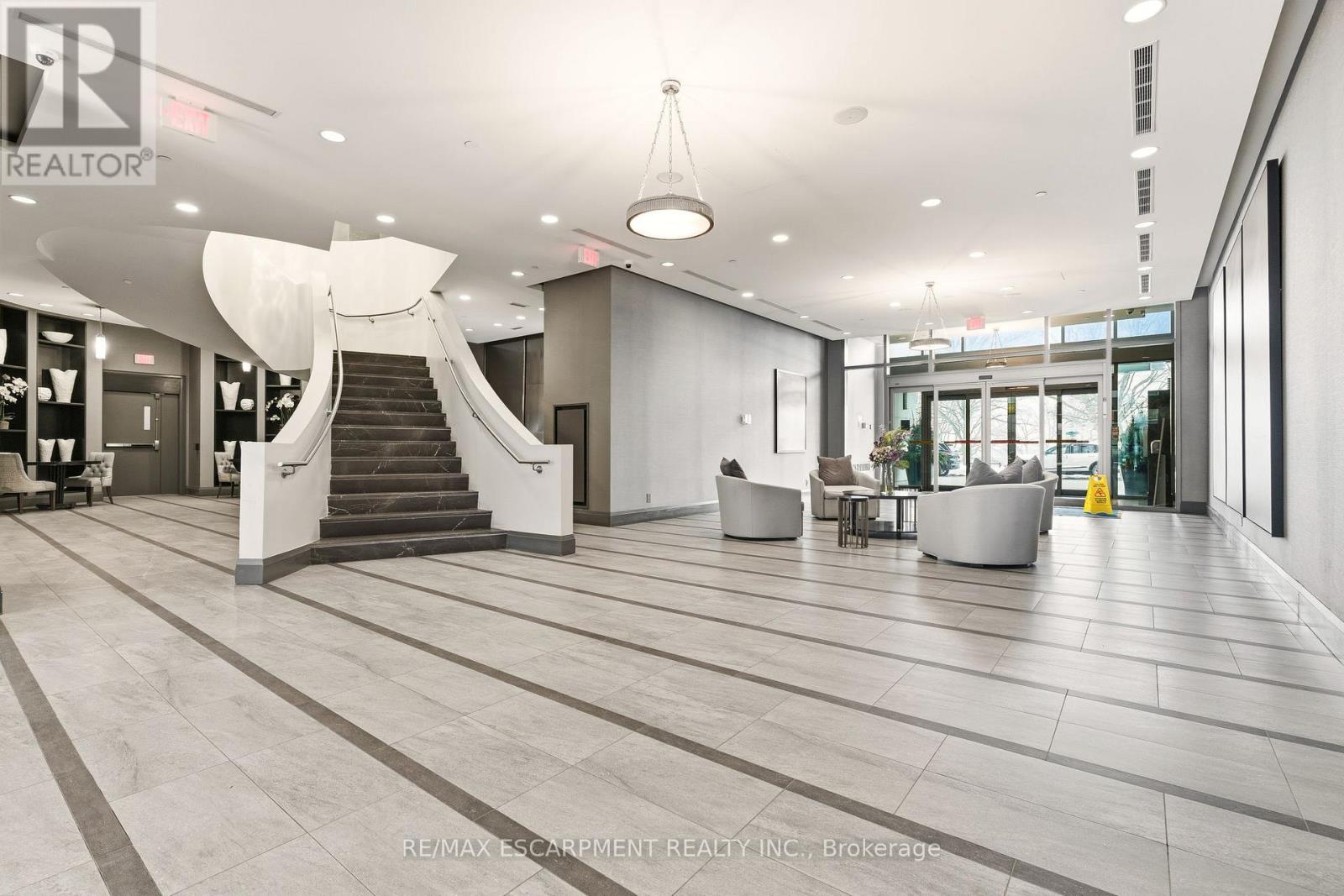 703 - 11 Bronte Road, Oakville, Ontario  L6L 0E1 - Photo 4 - W12825436