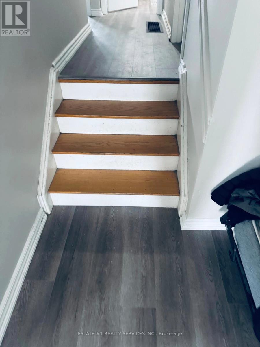 116 Addington Crescent, Brampton, Ontario  L6T 2R5 - Photo 3 - W12825450